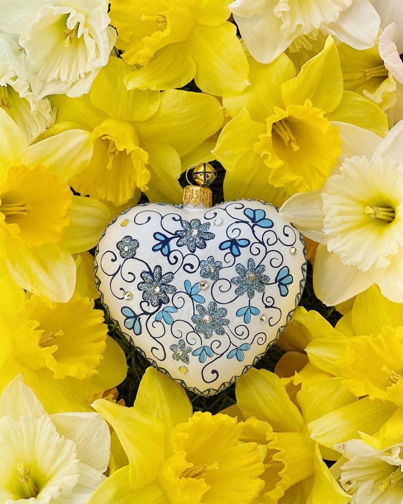 Hand Painted Blue and White Blown Glass Chinoiserie Friendship Heart Christmas Tree Ornament Decoration